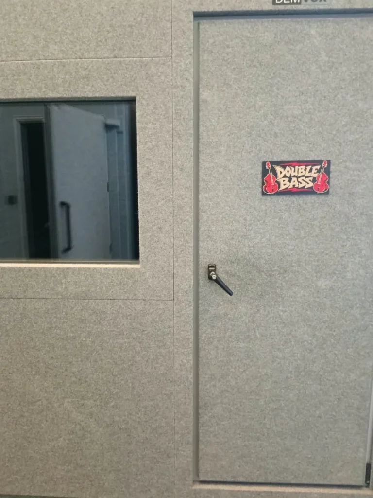 Exterior de cabina dedicada al instrumento del contrabajo en Joey Rocks!